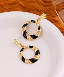 Vintage Curved Striped Silver Needle Stud Earrings for Women - Retro French Minimalist Oil Drop Design, Chic Ear Accessories