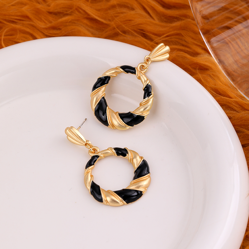 Vintage Curved Striped Silver Needle Stud Earrings for Women - Retro French Minimalist Oil Drop Design, Chic Ear Accessories