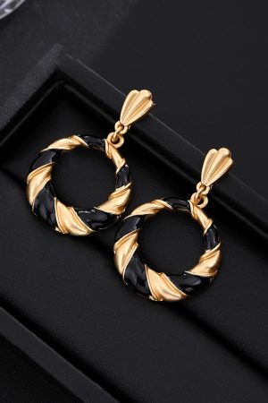 Vintage Curved Striped Silver Needle Stud Earrings for Women - Retro French Minimalist Oil Drop Design, Chic Ear Accessories