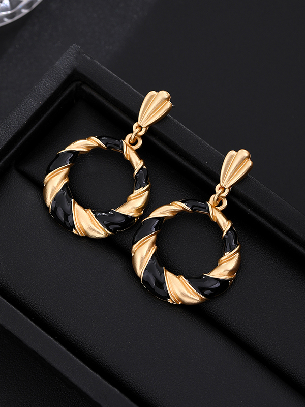 Vintage Curved Striped Silver Needle Stud Earrings for Women - Retro French Minimalist Oil Drop Design, Chic Ear Accessories
