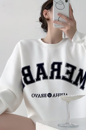 Vintage Drop Shoulder Casual Sweatshirt for Women with Patch Embroidery, Round Neck Pullover - Perfect for Spring and Autumn Fashion