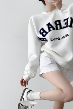 Vintage Drop Shoulder Casual Sweatshirt for Women with Patch Embroidery, Round Neck Pullover - Perfect for Spring and Autumn Fashion