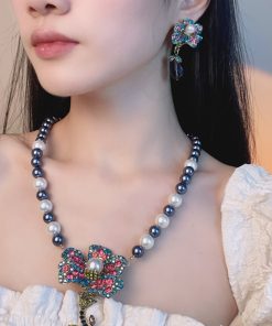 Vintage Exaggerated Floral Pearl Necklace for Women - Retro Clavicle Chain, High-End Sweater Accessory for Autumn & Winter