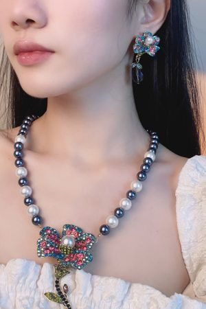 Vintage Exaggerated Floral Pearl Necklace for Women - Retro Clavicle Chain, High-End Sweater Accessory for Autumn & Winter