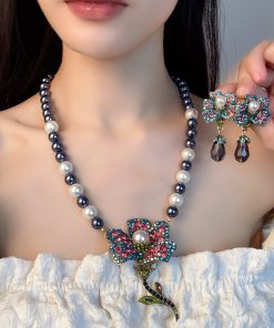 Vintage Exaggerated Floral Pearl Necklace for Women - Retro Clavicle Chain, High-End Sweater Accessory for Autumn & Winter