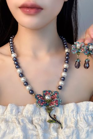 Vintage Exaggerated Floral Pearl Necklace for Women - Retro Clavicle Chain, High-End Sweater Accessory for Autumn & Winter