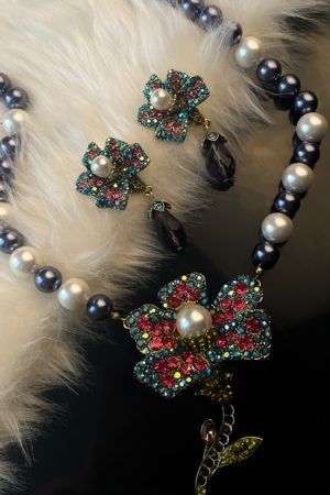 Vintage Exaggerated Floral Pearl Necklace for Women - Retro Clavicle Chain, High-End Sweater Accessory for Autumn & Winter