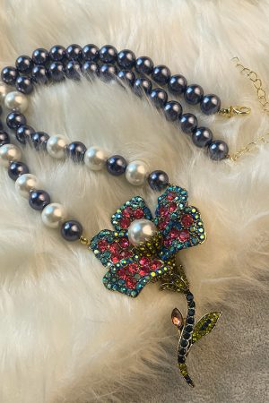 Vintage Exaggerated Floral Pearl Necklace for Women - Retro Clavicle Chain, High-End Sweater Accessory for Autumn & Winter