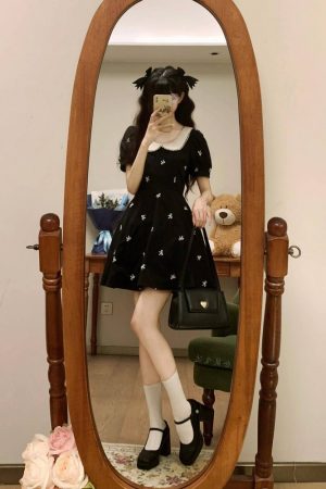 Vintage French Bow Embroidered Doll Collar Dress for Women, Waist-Cinching Hepburn Style, Little Black Summer Dress