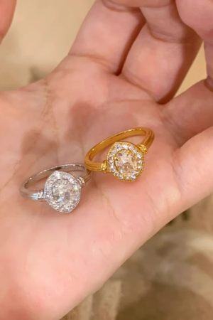 Vintage French-Style Sparkling Pigeon Egg Ring for Women, Niche Design, Fashionable and Versatile Light Luxury Accessory