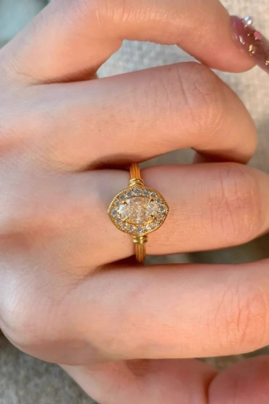 Vintage French-Style Sparkling Pigeon Egg Ring for Women, Niche Design, Fashionable and Versatile Light Luxury Accessory