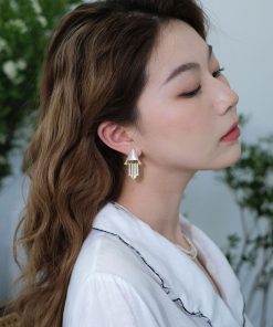 Vintage Geometric Triangular Cat-Eye Stone Earrings with White Tassel, Floating FLOAT Design, High-End Ear Clips for Women