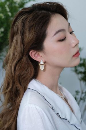 Vintage Geometric Triangular Cat-Eye Stone Earrings with White Tassel, Floating FLOAT Design, High-End Ear Clips for Women