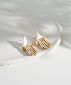 Vintage Geometric Triangular Cat-Eye Stone Earrings with White Tassel, Floating FLOAT Design, High-End Ear Clips for Women
