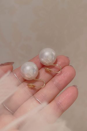 Vintage High-End Large Pearl Ear Studs for Slimming Face in Classic Hong Kong Style - Trendy Blogger Inspired Ear Clips
