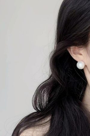 Vintage High-End Large Pearl Ear Studs for Slimming Face in Classic Hong Kong Style - Trendy Blogger Inspired Ear Clips