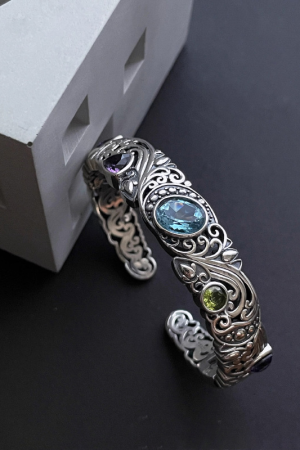 Vintage Hollow Carved Blue Topaz Bracelet for Women - 2025 Retro High-End Jewelry, Exquisite Versatile Design