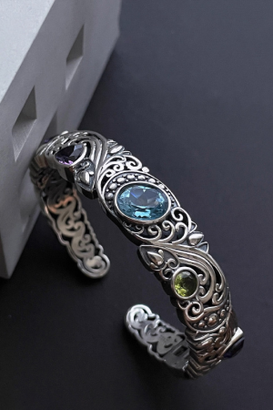 Vintage Hollow Carved Blue Topaz Bracelet for Women - 2025 Retro High-End Jewelry, Exquisite Versatile Design
