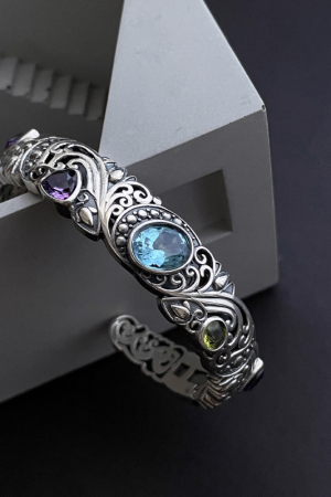 Vintage Hollow Carved Blue Topaz Bracelet for Women - 2025 Retro High-End Jewelry, Exquisite Versatile Design