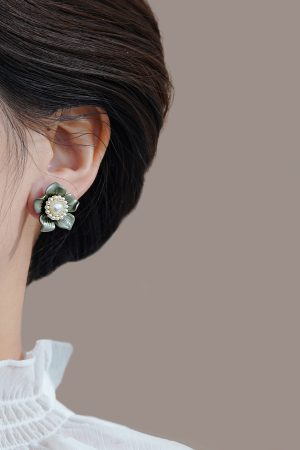 Vintage-Inspired Dark Green Floral Stud Earrings for Women - Unique High-End Design, Small Flower Jewelry, Elegant Temperament