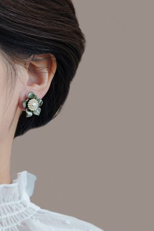 Vintage-Inspired Dark Green Floral Stud Earrings for Women - Unique High-End Design, Small Flower Jewelry, Elegant Temperament