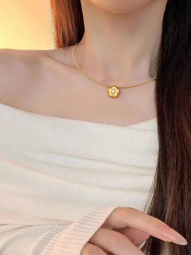 Vintage-Inspired Gold Plum Blossom Necklace with Snake Bone Chain - Elegant Minimalist Floral Clavicle Jewelry for Women Vintage-Inspired Gold Plum Blossom Necklace with Snake Bone Chain - Elegant Minimalist Floral Clavicle Jewelry for Women