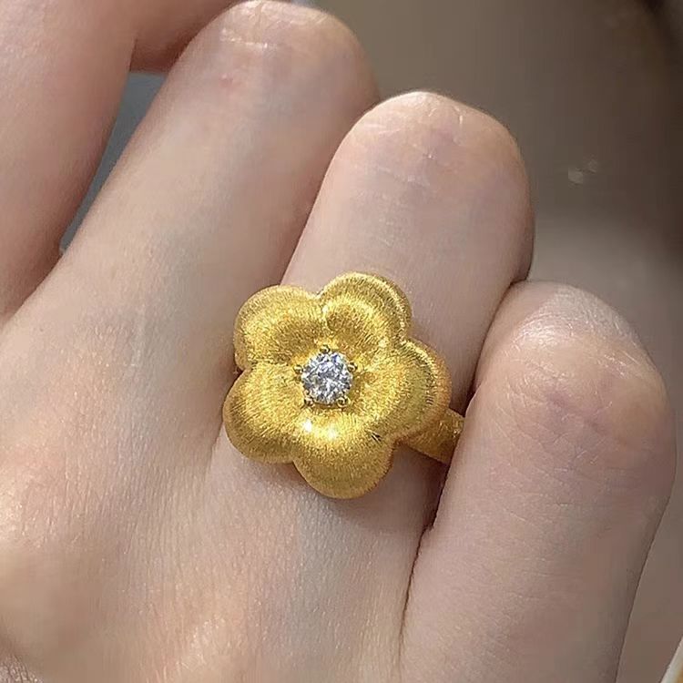 Vintage-Inspired Gold Plum Blossom Necklace with Snake Bone Chain - Elegant Minimalist Floral Clavicle Jewelry for Women Vintage-Inspired Gold Plum Blossom Necklace with Snake Bone Chain - Elegant Minimalist Floral Clavicle Jewelry for Women