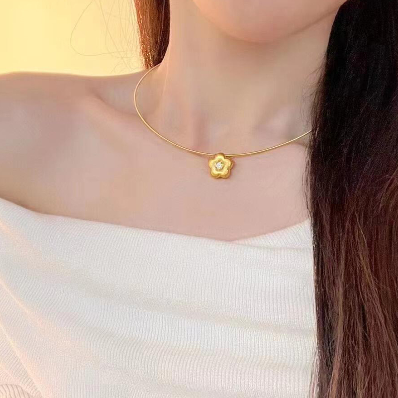 Vintage-Inspired Gold Plum Blossom Necklace with Snake Bone Chain - Elegant Minimalist Floral Clavicle Jewelry for Women Vintage-Inspired Gold Plum Blossom Necklace with Snake Bone Chain - Elegant Minimalist Floral Clavicle Jewelry for Women
