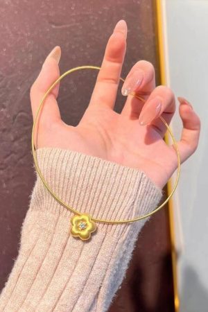 Vintage-Inspired Gold Plum Blossom Necklace with Snake Bone Chain - Elegant Minimalist Floral Clavicle Jewelry for Women