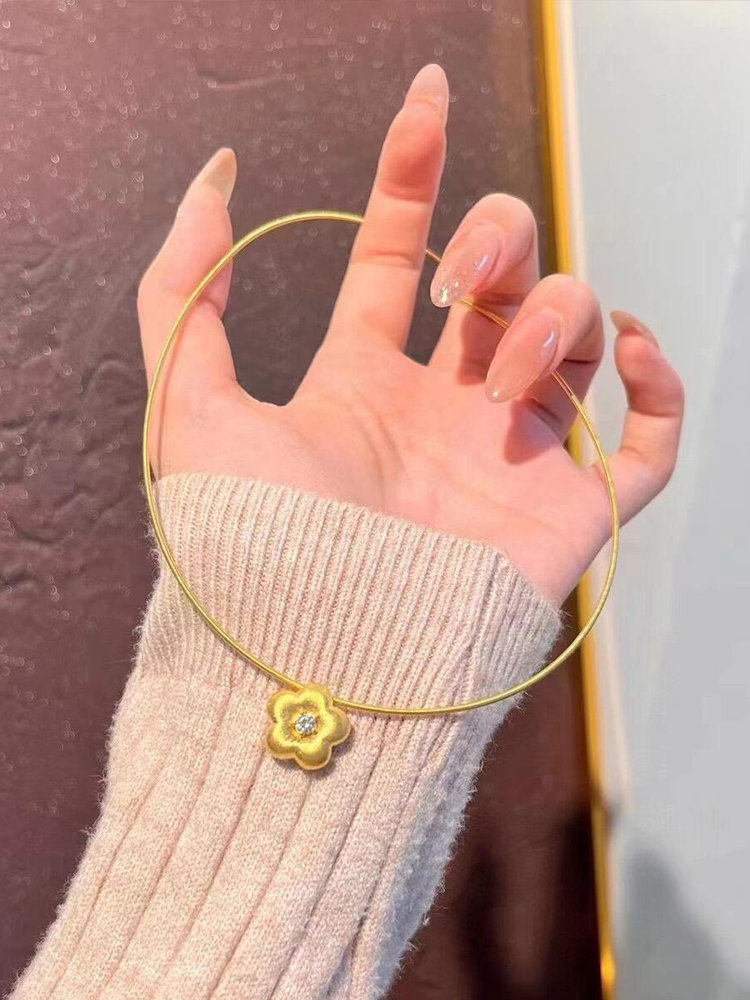 Vintage-Inspired Gold Plum Blossom Necklace with Snake Bone Chain - Elegant Minimalist Floral Clavicle Jewelry for Women Vintage-Inspired Gold Plum Blossom Necklace with Snake Bone Chain - Elegant Minimalist Floral Clavicle Jewelry for Women