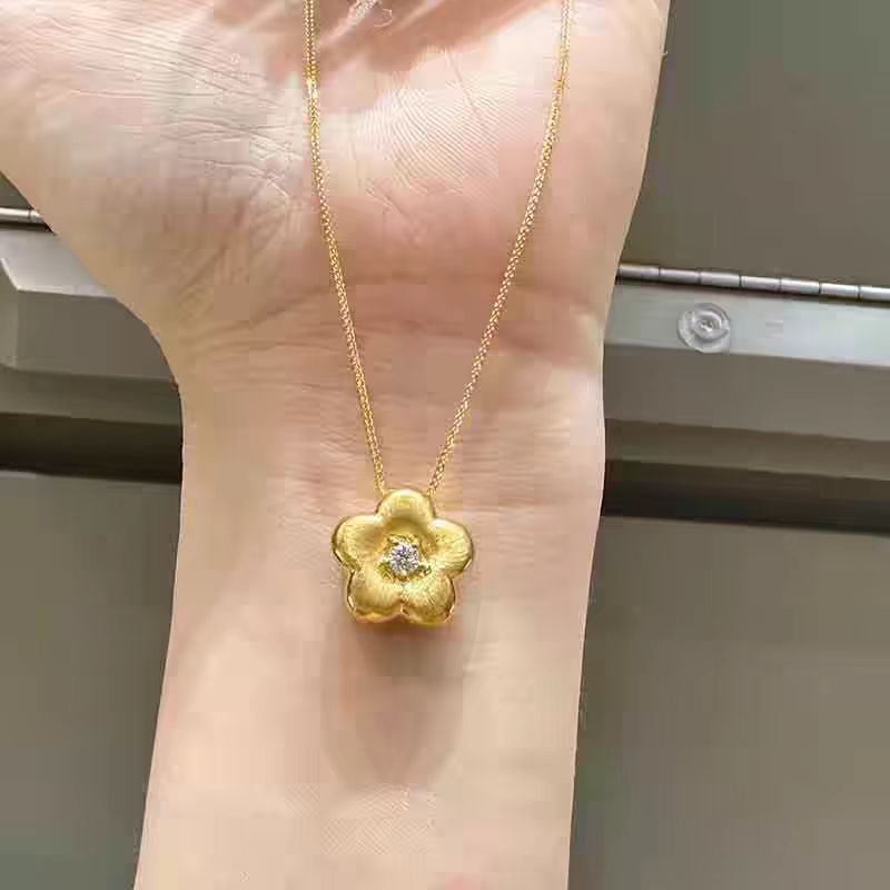 Vintage-Inspired Gold Plum Blossom Necklace with Snake Bone Chain - Elegant Minimalist Floral Clavicle Jewelry for Women Vintage-Inspired Gold Plum Blossom Necklace with Snake Bone Chain - Elegant Minimalist Floral Clavicle Jewelry for Women