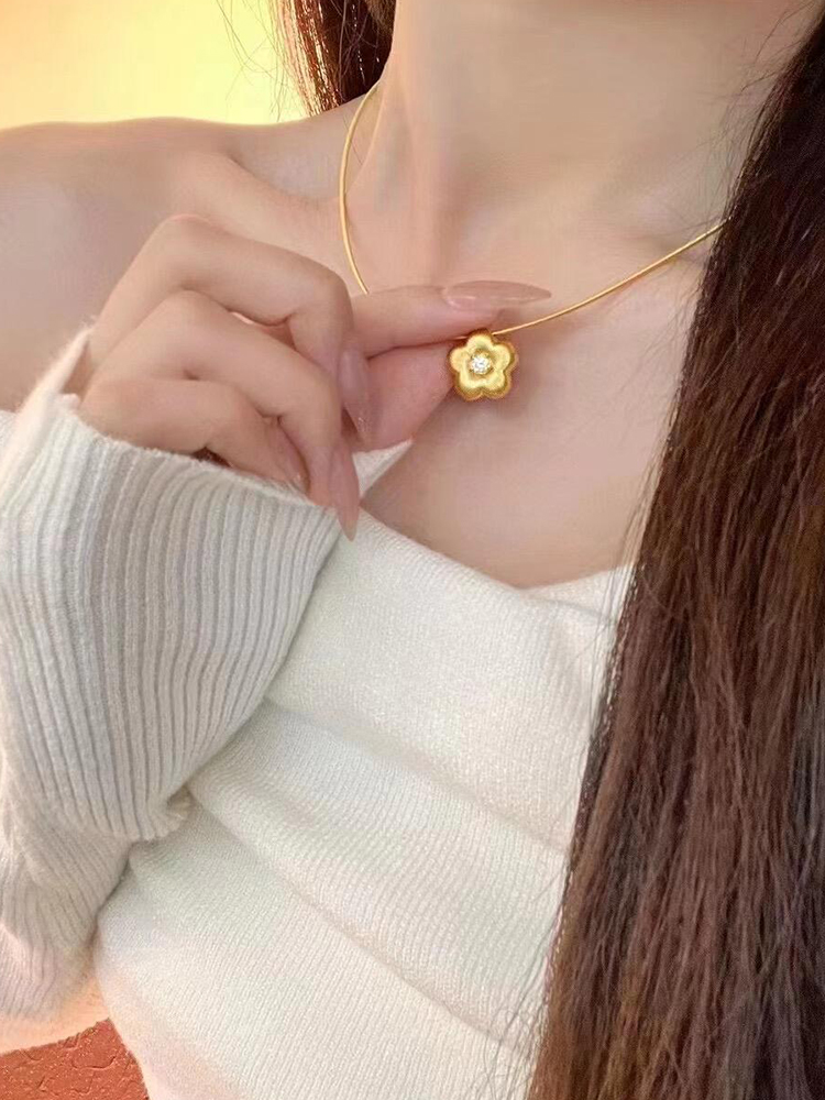 Vintage-Inspired Gold Plum Blossom Necklace with Snake Bone Chain - Elegant Minimalist Floral Clavicle Jewelry for Women Vintage-Inspired Gold Plum Blossom Necklace with Snake Bone Chain - Elegant Minimalist Floral Clavicle Jewelry for Women