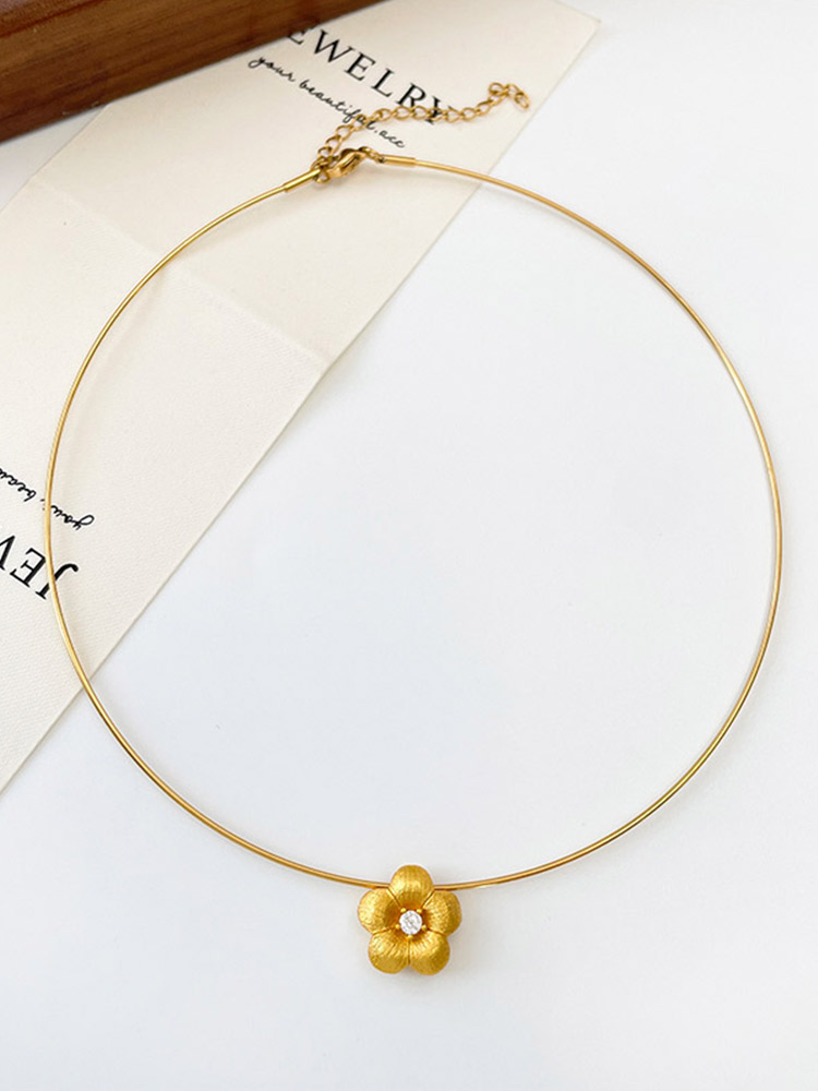 Vintage-Inspired Gold Plum Blossom Necklace with Snake Bone Chain - Elegant Minimalist Floral Clavicle Jewelry for Women Vintage-Inspired Gold Plum Blossom Necklace with Snake Bone Chain - Elegant Minimalist Floral Clavicle Jewelry for Women