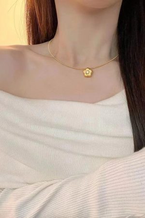 Vintage-Inspired Gold Plum Blossom Necklace with Snake Bone Chain - Elegant Minimalist Floral Clavicle Jewelry for Women