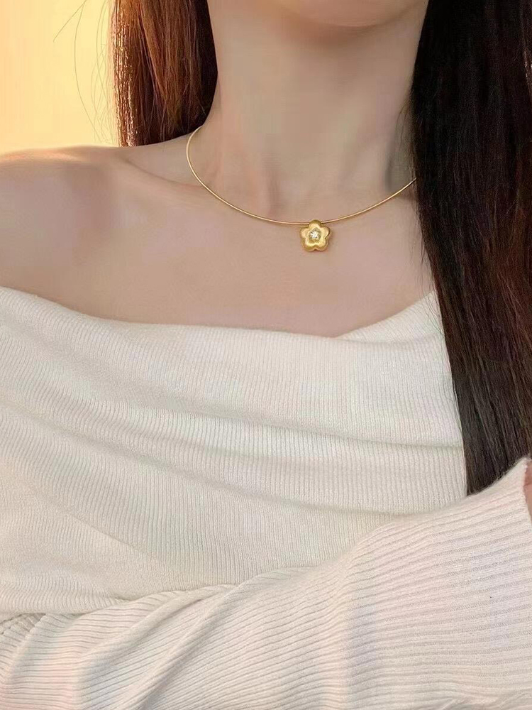 Vintage-Inspired Gold Plum Blossom Necklace with Snake Bone Chain - Elegant Minimalist Floral Clavicle Jewelry for Women Vintage-Inspired Gold Plum Blossom Necklace with Snake Bone Chain - Elegant Minimalist Floral Clavicle Jewelry for Women