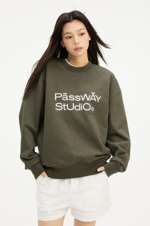 Vintage-Inspired Round Neck Sweatshirt with Trendy Logo Print - American Retro Style Jacket for Casual Fashion