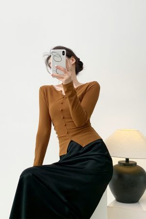 Vintage-Inspired V-Neck Knitted Top for Women with Pleated Design and Slim Fit, Perfect for Y2K and Korean Style Fashion