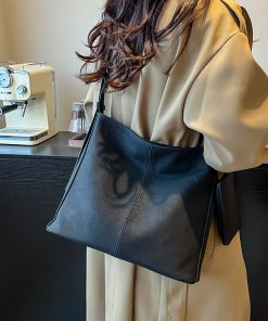 Vintage Large Capacity Crossbody Bucket Bag for Women - Casual Versatile Shoulder Bag for Commuters, Autumn 2025 Style