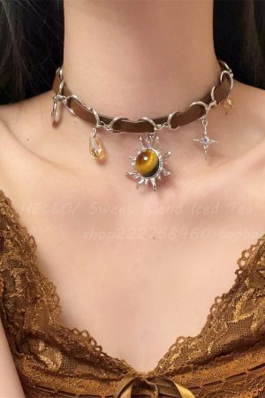Vintage Leather Spliced Sun Pendant Choker Necklace for Women, Collarbone Chain Neck Accessory, Bohemian Style Jewelry