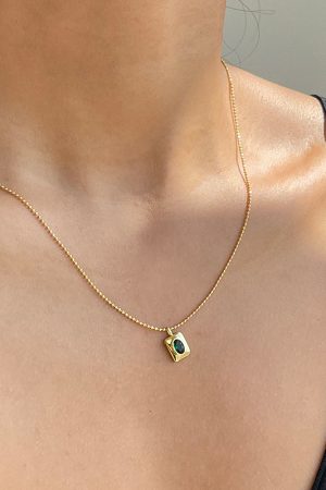 Vintage Light Luxury Emerald Green Square Necklace for Women, Adjustable Clavicle Chain, High-End Influencer Style
