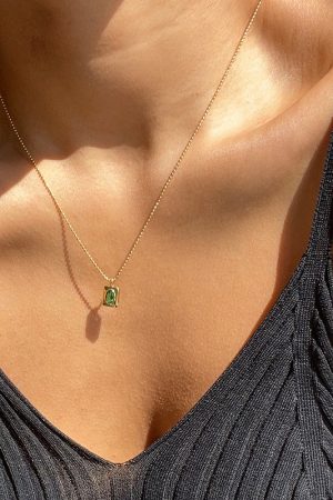 Vintage Light Luxury Emerald Green Square Necklace for Women, Adjustable Clavicle Chain, High-End Influencer Style