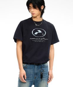 Vintage Logo Short Sleeve T-Shirt in 90s Style - Retro Graphic Tee for Casual Wear