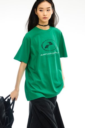 Vintage Logo Short Sleeve T-Shirt in 90s Style - Retro Graphic Tee for Casual Wear