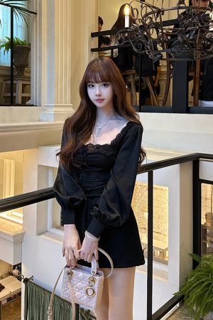 Vintage Moon Vera Niche Design Pullover T-shirt for Women - Princess Sleeve with Lace Trim, Spring Summer Fashion 2025