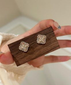 Vintage Pink Chalcedony Four-Leaf Clover Earrings - Retro Sparkly Design, Versatile High-End Jewelry for Women