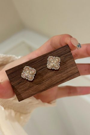 Vintage Pink Chalcedony Four-Leaf Clover Earrings - Retro Sparkly Design, Versatile High-End Jewelry for Women
