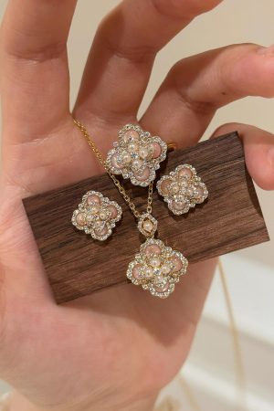 Vintage Pink Chalcedony Four-Leaf Clover Earrings - Retro Sparkly Design, Versatile High-End Jewelry for Women