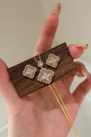 Vintage Pink Chalcedony Four-Leaf Clover Earrings - Retro Sparkly Design, Versatile High-End Jewelry for Women