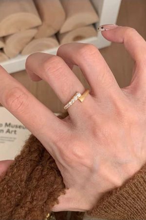 Vintage Purple Bauhinia Flower Textured Small Square Diamond Ring for Women - Lightweight Luxury Retro Index Finger Jewelry 2025