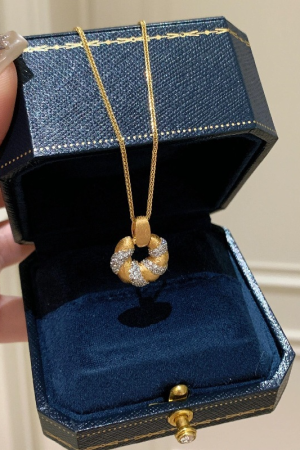 Vintage Retro Textured Diamond-Studded Twisted Necklace for Women, Exquisite Collarbone Chain, 2025 Fashion Statement Piece